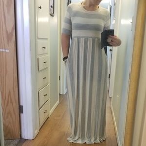 Maxi dress w/ pockets. Size Large